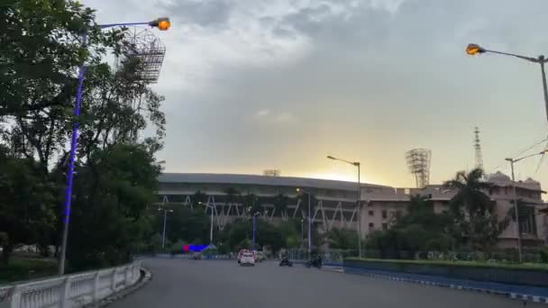 Eden Garden Stadyumu Doğru Giden Kalabalık Bir Yolda Sürücünün Videosu — Stok video