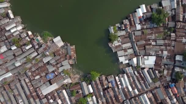 Slumbyggnader Stranden Vattenförekomst — Stockvideo