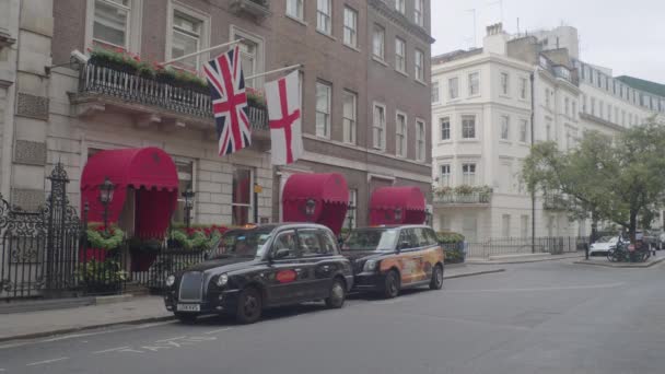 Fekete Taxi Brit Zászlók Egy Utcán Mayfair London — Stock videók