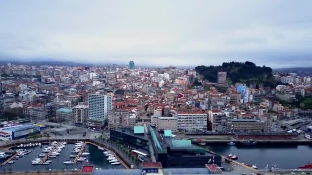 Lateraal Reizende Drone Shot Van Stad Vigo Galicië Spanje Het — Stockvideo