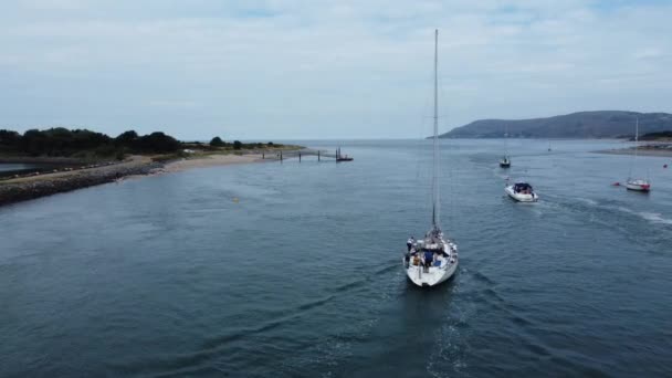 Veduta Aerea Dopo Barca Vela Lusso Che Viaggia Lungo Estuario — Video Stock