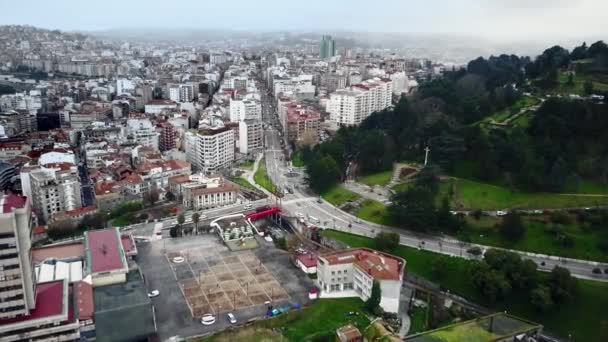 Tirar Drone Shot Ciudad Vigo Galicia España Volando Sobre Monte — Vídeo de stock
