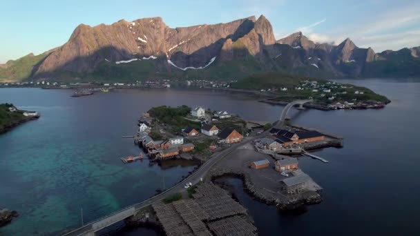 Letecký Forwarding Záběr Slavných Dřevěných Rybářských Domů Lofoten Během Půlnoční — Stock video