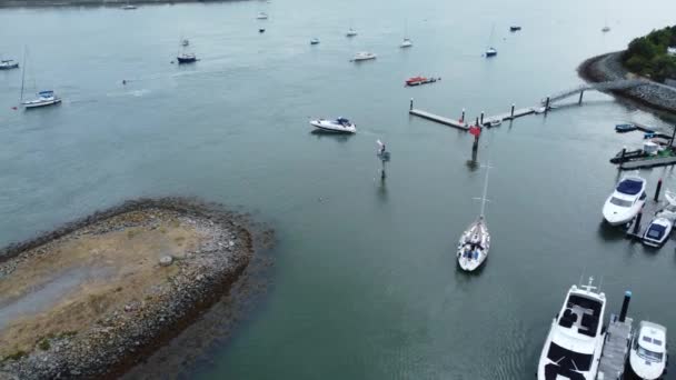 Вид Спуск Воздуха Над Лодкой Оставляя Богатую Яхтенную Пристань Яхт — стоковое видео