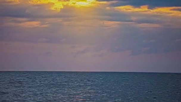 Statische Opname Van Witte Wolken Beweging Met Zonnestralen Passeren Timelapse — Stockvideo