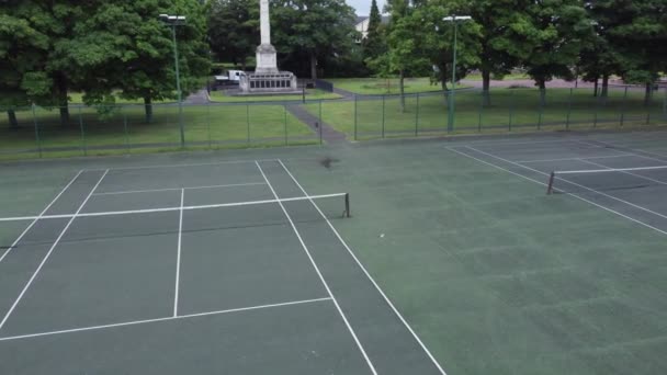 Вид Воздуха Пролетающий Над Пустым Парком Совета Огороженным Теннисным Кортом — стоковое видео