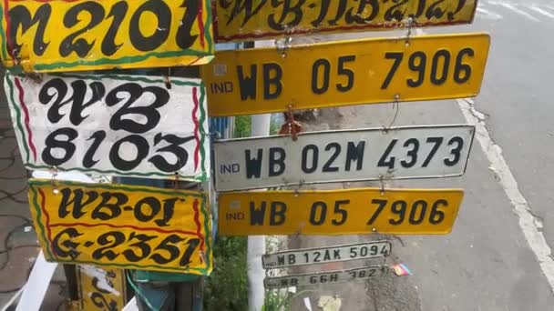 Βίντεο Πολλαπλές Πινακίδες Κυκλοφορίας Οχημάτων Στοιβαγμένες Στο Δρόμο Της Καλκούτας — Αρχείο Βίντεο