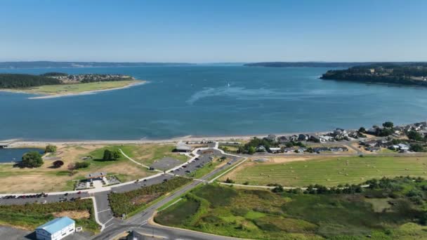 Luftfoto Oak Harbor Med Windjammer Park Lokale Havnefront Huse Forgrunden – Stock-video