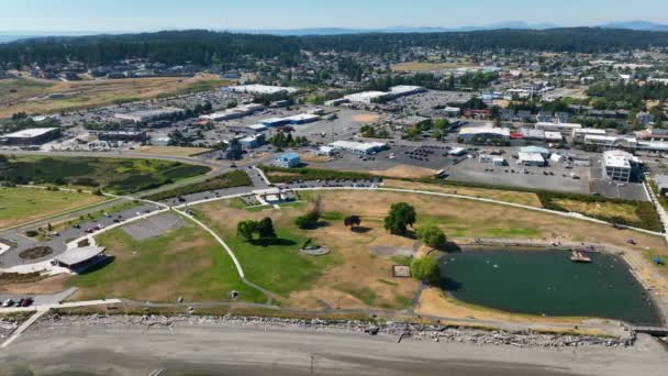 Aerial Windjammer Park Svømning Lagune Med Vigtigste Indkøbscentre Det Fjerne – Stock-video