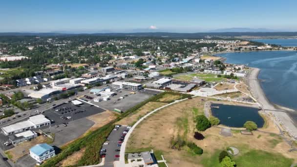 Flygfoto Windjammer Park Och Gamla Centrum Oak Harbor Med Mount — Stockvideo