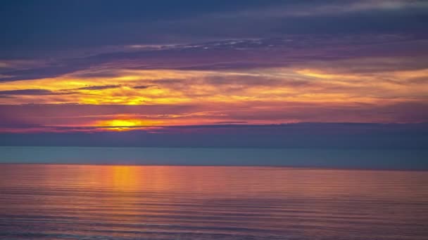 Красочный Золотистый Восход Солнца Отражающийся Поверхности Океана Ослепительным Утром Время — стоковое видео