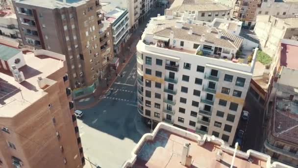 Tiro Dron Coches Cruce Rodeado Edificios Gran Altura Durante Verano — Vídeo de stock