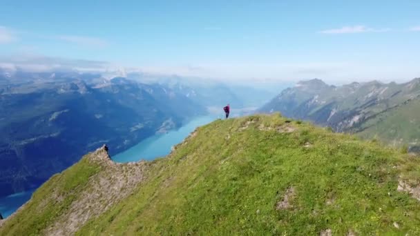 Veduta Panoramica Escursionista Sulle Alpi Svizzere Che Domina Lago Brienz — Video Stock