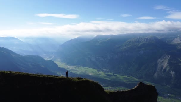 Túrázó Aki Brienz Brienzer Rothorn Közelében Svájci Alpok Tájait Hegyeit — Stock videók
