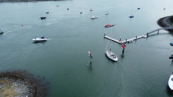 Luchtfoto Boven Boot Verlaten Rijke Jacht Jachthaven Navigeren Luxe Dure — Stockvideo