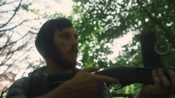 Jovem Caucasiano Com Auriculares Atirando Floresta Com Arma Caçadeira — Vídeo de Stock