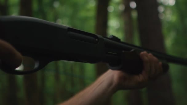 Close Shotgun Schieten Slow Motion Kaukasische Mannelijke Hand Omarmen Wapen — Stockvideo