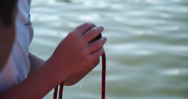 Магнітна Рибалка Група Дітей Перевіряє Вони Спіймали Озері Магнітом — стокове відео