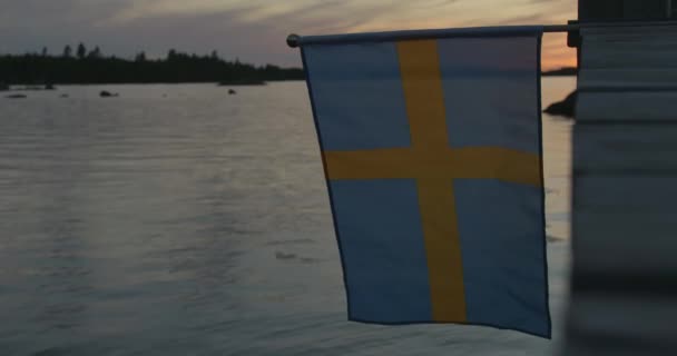 Σουηδική Σημαία Κυματίζει Στην Προβλήτα Κατά Ακόμα Βράδυ Αρχιπέλαγος — Αρχείο Βίντεο