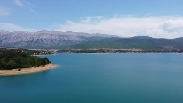 Fronte Profondo Lago Croato Blu Perucko Con Spiaggia Luminosa Dietro — Video Stock