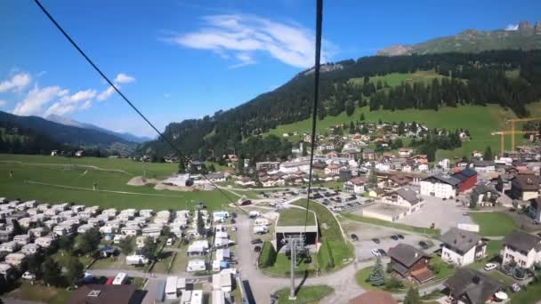 Paseo Teleférico Suiza Teleférico Desciende Valle Puede Ver Camping Pueblo — Vídeo de stock