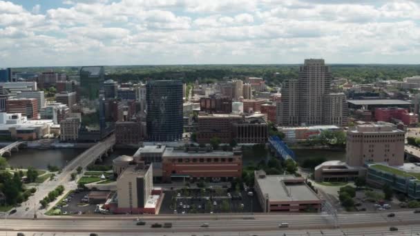 Grand Rapids Michigan Skyline Met Snelweg Drone Video Breed Schot — Stockvideo