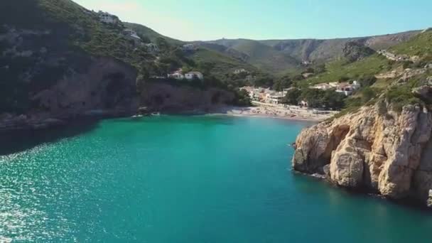 Lesklá Modrá Mořská Voda Pláží Granadella Létě Alicante Španělsko Zpětný — Stock video