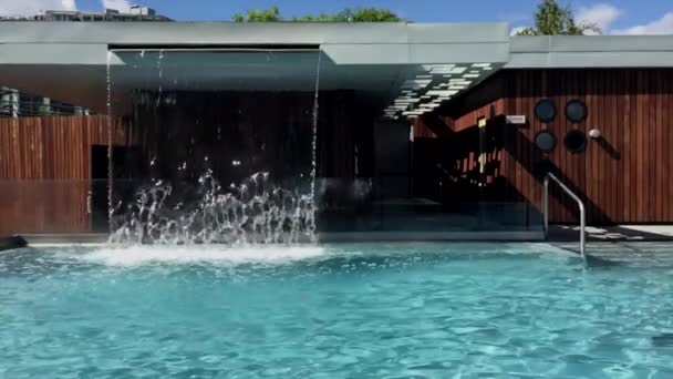 Piscina Con Cascata Che Scorre Dentro Sequenza Video Rallentatore — Video Stock