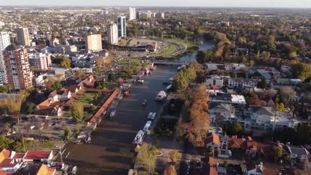 Aménagement Urbain Long Canal Occupé Ville Tigre Buenos Aires Aérien — Video