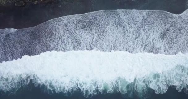 Vista Pájaro Sobre Las Blancas Olas Espuma Del Océano Rodando — Vídeos de Stock