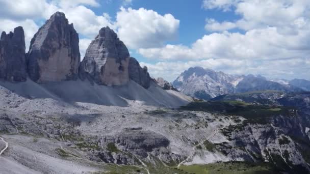 Drone Vuela Los Tres Picos Las Dolomitas Italia Hermoso Clima — Vídeo de stock