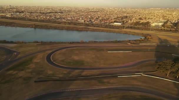 Vista Aves Del Autódromo Buenos Aires Situado Tierras Planas Rodeadas — Vídeos de Stock