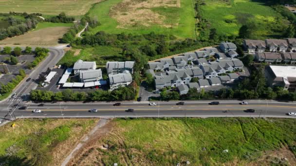 Carros Dirigindo Uma Rua Passando Por Uma Das Comunidades Whidbey — Vídeo de Stock