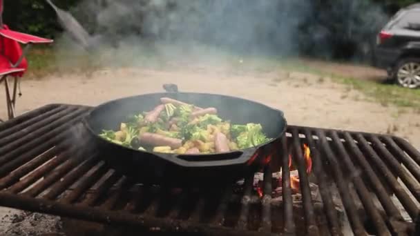 Tener Pequeño Festival Barbacoa Chain Lakes Camping Con Salchichas Verduras — Vídeos de Stock