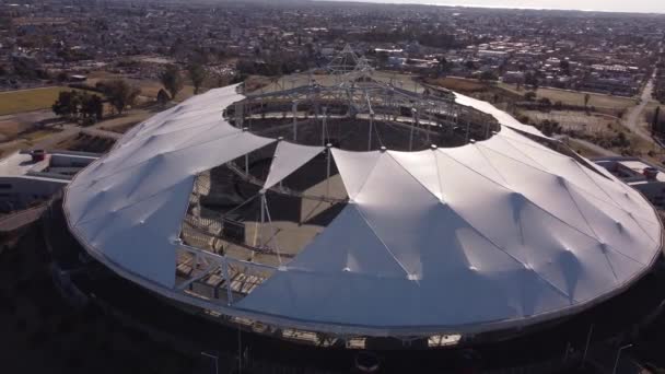 晴れた日の間にブエノスアイレスの未来的なスタジアムの空中ビュー アルゼンチン — ストック動画