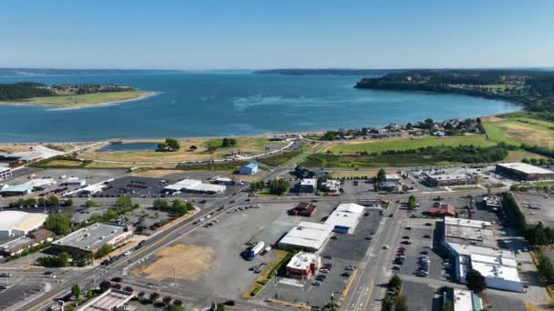 Drone Toma Los Principales Servicios Calle Oak Harbor Con Puerto — Vídeo de stock