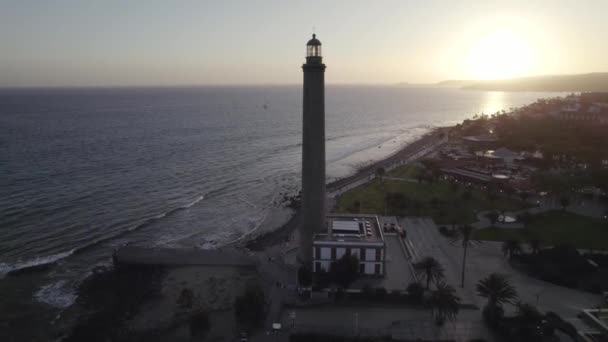 日落时西班牙大加那利亚马斯帕洛马斯灯塔的无人驾驶飞机镜头 — 图库视频影像