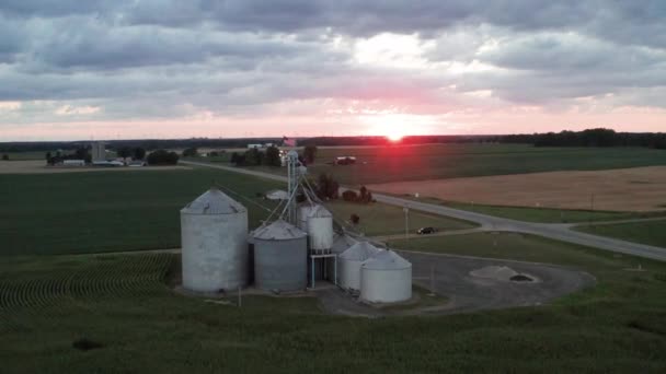 Bauernsilo Mit Amerikanischer Flagge Weht Bei Sonnenuntergang Ländlichen Michigan Mit — Stockvideo