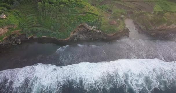 Vista Pájaro Sobre Las Olas Blancas Espumosas Del Océano Rodando — Vídeos de Stock