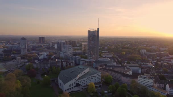 Schöne Luftaufnahme Der Stadt Essen Bei Sonnenuntergang Rwe Tower Auf — Stockvideo