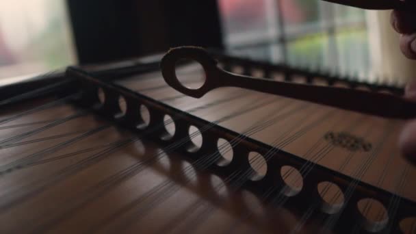 Dulcimer Clássico Tradicional Velho Instrumento Madeira Corda Martelando Close Câmera — Vídeo de Stock