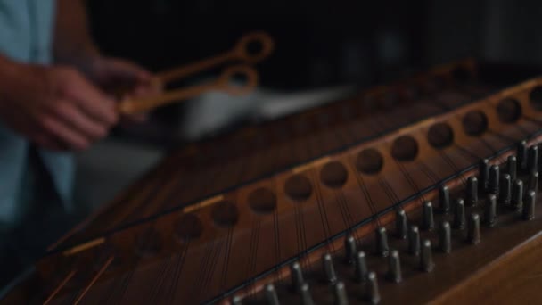 Músico Profissional Câmera Lenta Tocando Instrumento Dulcimer Madeira Música Relaxante — Vídeo de Stock