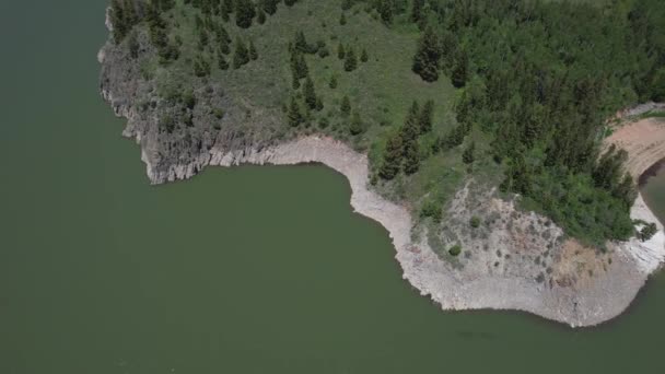 Drohne Kreist Über Einer Felsigen Küste Auf Einem Stausee Kiefern — Stockvideo