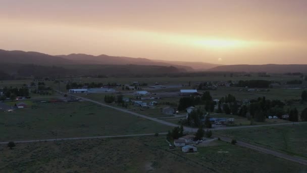 Dron Přeletí Nad Malým Městem Idaho Při Západu Slunce Mraky — Stock video