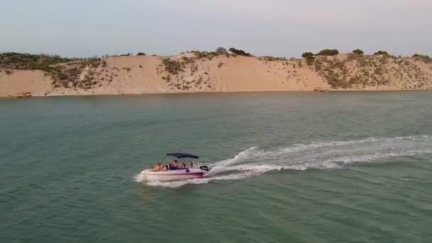 Les Gens Montent Sur Hors Bord Laissant Lever Dans Rivière — Video