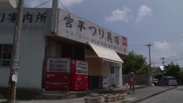 Una Tienda Conveniente Con Cartel Escrito Japonés Una Mujer Camina — Vídeo de stock