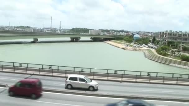 Pohybující Výstřel Následuje Auto Jedoucí Mostě Naha Okinawa Japonsko — Stock video