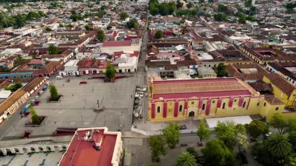 墨西哥恰帕斯州San Cristobal Las Casas的主广场 中庭交叉 主广场 女修道院和市政厅上空盘旋的无人驾驶飞机炮弹 — 图库视频影像