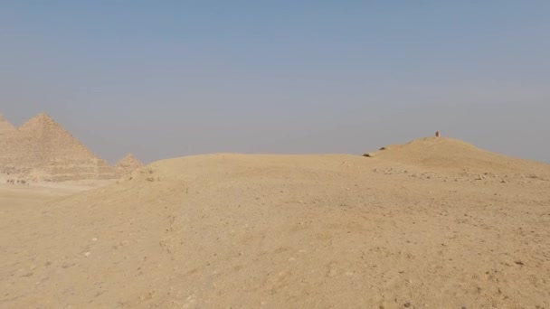 Panning Uitzicht Piramide Complex Met Toeristen Bezoek Een Meeslepende Blauwe — Stockvideo
