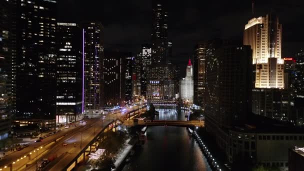 Vuelo Aéreo Sobre Río Chicago Por Noche Hacia Torre Hotel — Vídeos de Stock